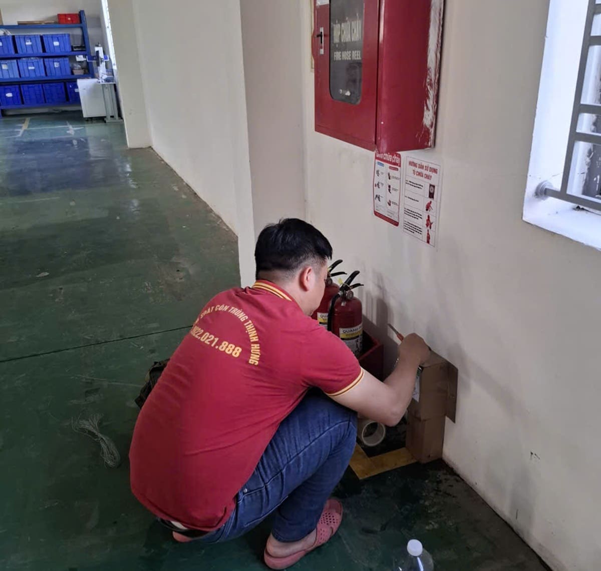 Đặt trạm diệt mối tại chân tường nền kho hàng